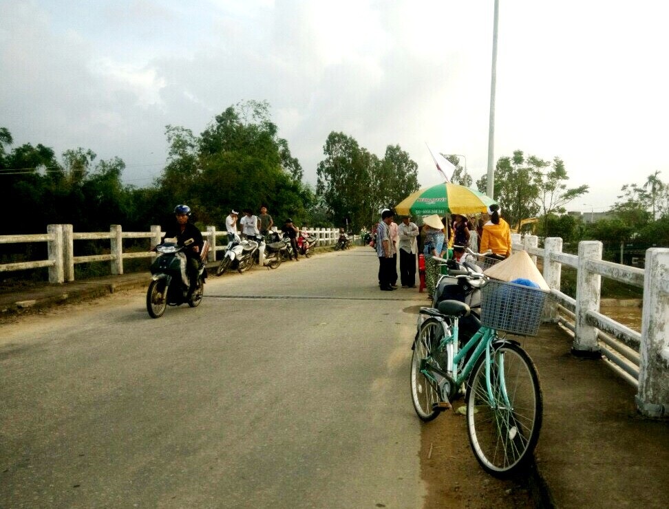 
Cầu Quảng Huế vẫn còn tập trung nhiều người tìm kiếm thi thể nạn nhân mất tích
