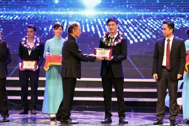 Nhóm đạt giải Ba Nhân tài Đất Việt 2017: "Đã có cơ hội hợp tác ngay sau khi nhận giải" - 2 Ông Phạm Huy Hoàn - Tổng biên tập báo Dân trí, Trưởng Ban Tổ chức, trao giải Ba lĩnh vực CNTT. Năm nay, giải Ba trong lĩnh vực CNTT được trao cho 4 sản phẩm của 4 nhóm tác giả.