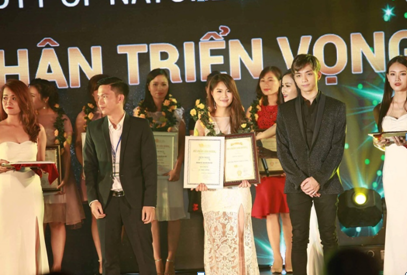Trần Thị Kim Dung - Cô gái tuổi 20 chia sẻ những ước mơ của tuổi trẻ - 2
(Ngày 3/8/2017, Kim Dung vinh dự được trao tặng danh hiệu là Doanh nhân triển vọng 2017 của hệ thống)