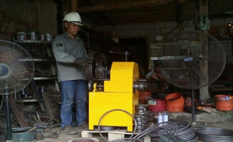 Chiếc máy nông nghiệp đa năng của "kĩ sư chân đất" Bắc Kạn - 1 Anh Nguyễn Văn Tuấn trong xưởng chế tạo của mình