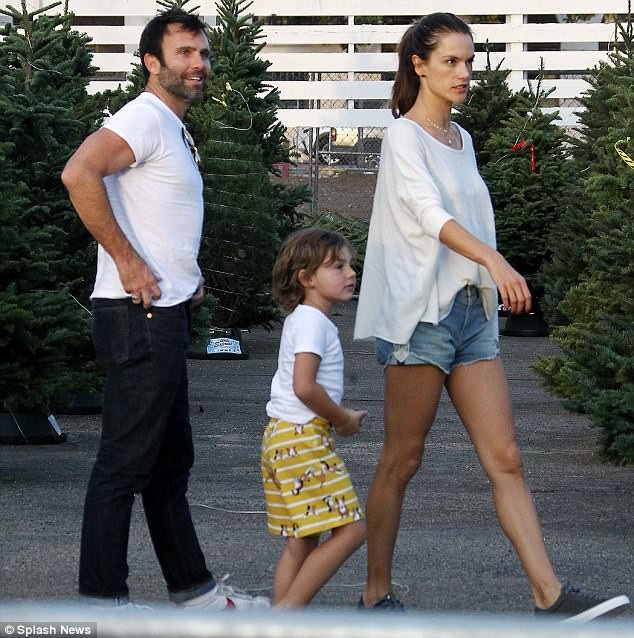 Alessandra Ambrosio giản dị đi mua cây thông Noel - 3
Siêu mẫu 36 tuổi cùng chồng con chọn lựa cây thông khá kỹ càng