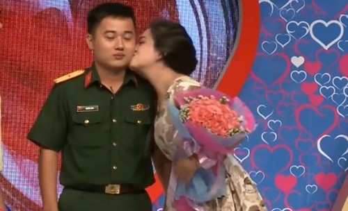 Lần đầu gặp, bạn gái bạo dạn hôn vào má khiến chú bộ đội “đơ” tại chỗ - 2 Trân chủ động hôn Hùng khiến chú bộ đội đơ tại chỗ.