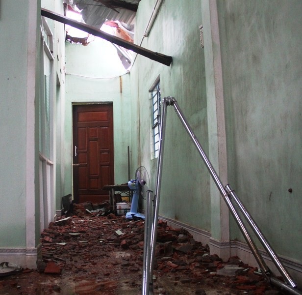 Ngôi nhà kiên cố của vợ chồng ông Khương tích góp hơn 10 năm bán vé số, vay chòm xóm và hỗ trợ của nhà nước bây giờ hư hỏng nặng.