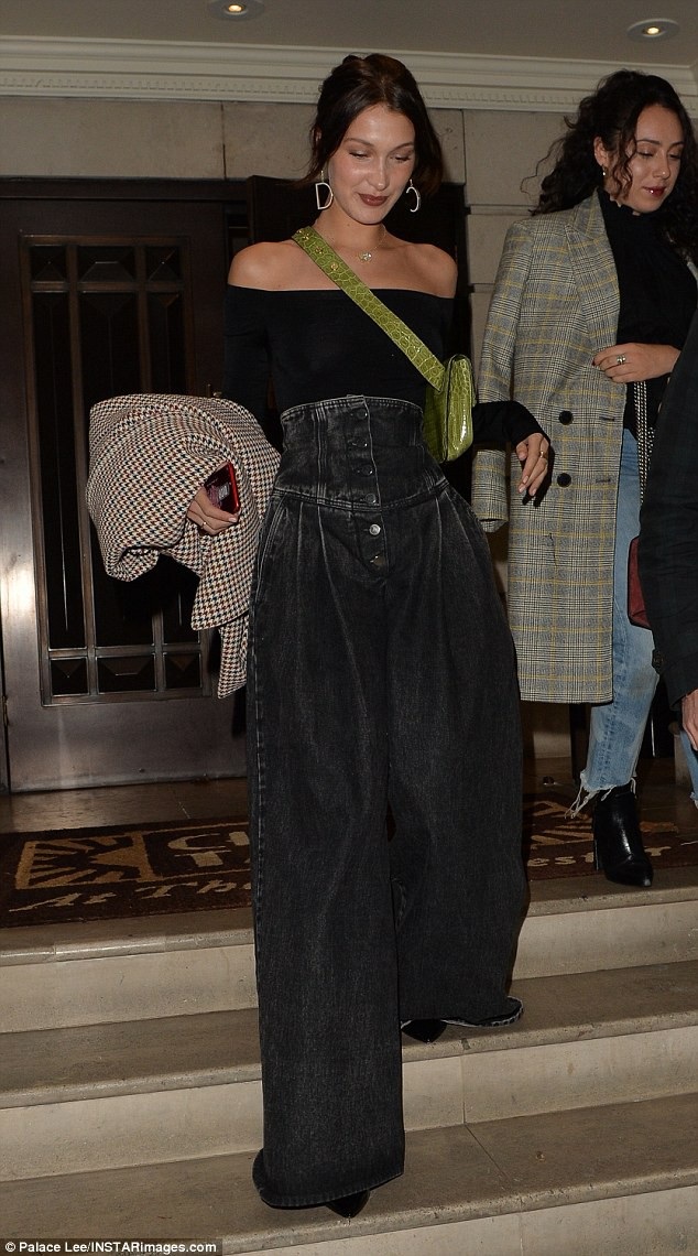 Bella Hadid lăng xê quần ống rộng - 2
Siêu mẫu 21 tuổi diện áo hở vai gợi cảm kết hợp với quần suông rộng cạp cao lạ mắt