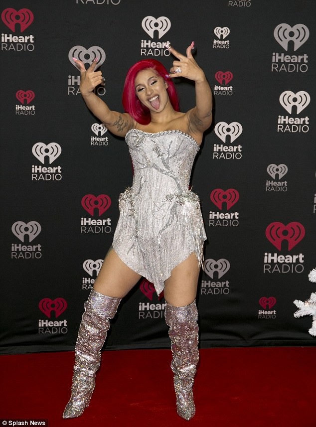 
Rapper 25 tuổi gây ấn tượng với đôi bốt Saint Laurent giá gần 10 nghìn USD kết hợp với váy ánh kim cùng màu
