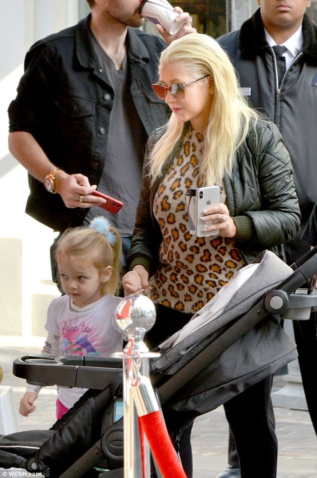 Christina Aguilera và hình ảnh hiếm hoi bên 2 con - 1
Christina Aguilera đưa con gái Summer, 3 tuổi và con trai Max, 9 tuổi đi chơi và mua sắm tại Los Angeles ngày 11/12 vừa qua