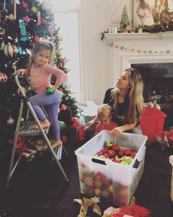 Sao trang hoàng cây thông Noel ra sao - 8
Jessie James Decker cùng các con trang trí cây thông