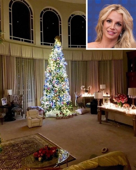 Sao trang hoàng cây thông Noel ra sao - 13
Cây thông trong phòng khách nhà Britney Spears