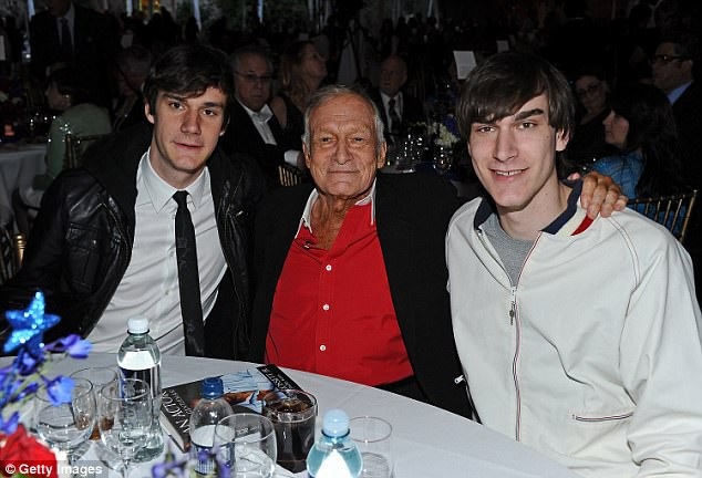 Sau một đời phong lưu, “ông trùm Playboy” muốn vợ con sống lành mạnh - 2 Hugh Hefner bên hai người con trai có được từ cuộc hôn nhân thứ 2 với người mẫu Kimberley Conrad (hiện 55 tuổi) - Marston Hefner (phải) và Cooper Hefner (trái).