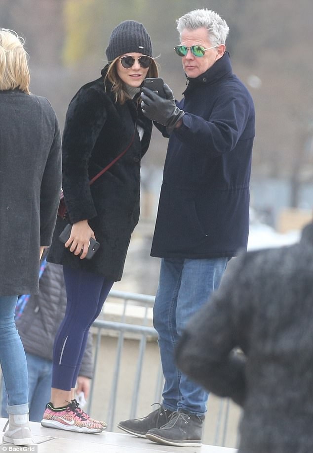 
Dù chênh nhau 35 tuổi nhưng ca sỹ xinh đẹp trưởng thành từ cuộc thi Thần tượng âm nhạc Mỹ và bạn trai U70 trông vẫn rất đẹp đôi
