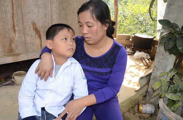 Túng tiền, mẹ bất lực cho con uống thuốc ngủ để... giảm đau - 2 Người anh song sinh Nguyễn Minh Tuấn cũng bị bệnh tim.