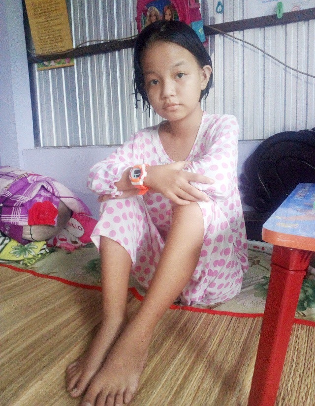 Em Trần Thị Thanh Tuyền, 10 tuổi, bị câm điếc và bệnh tim.
