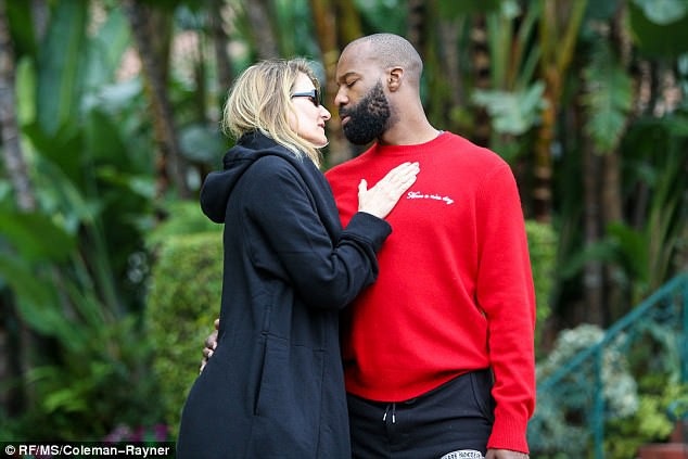 Diễn viên U50 hôn say đắm bạn trai kém 12 tuổi - 3
Laura lầcí tên quen thuộc với khán giả yêu điện ảnh qua bộ phim nổi tiếng Big Little Lies