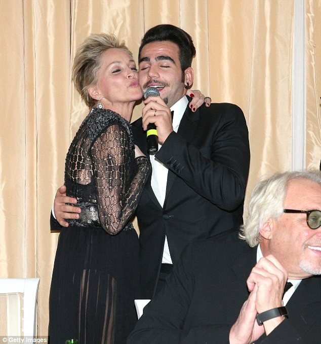 Sharon Stone trẻ đẹp ngỡ ngàng ở tuổi 59 - 3
Ở tuổi 59, nữ diễn viên phim Bản năng gốc vẫn rất trẻ trung và gợi cảm