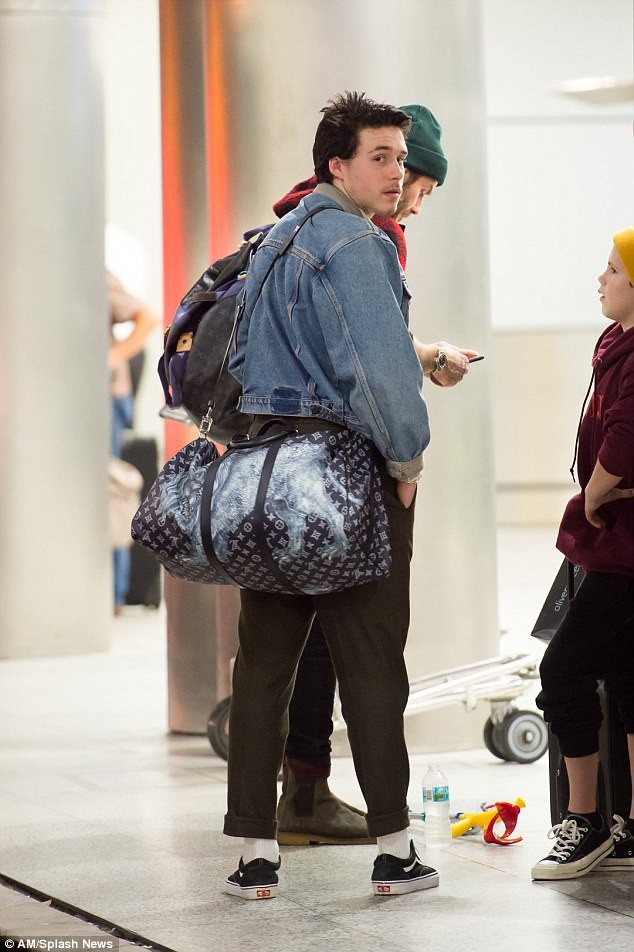 Gia đình Beckham đi đón năm mới tại Miami - 3
Trước đó gia đình nổi tiếng này đã nghỉ lễ giáng sinh tại biệt thự giá gần 10 triệu USD của họ ở Cotswolds, Anh quốc