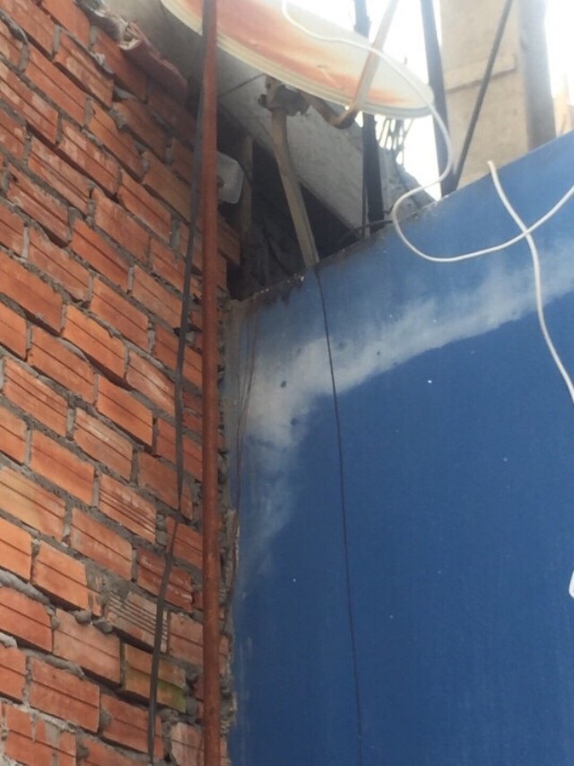 Cà Mau: Sở Xây dựng báo cáo “bất nhất”, dân lo sợ bị dỡ nhà! - 2 Hình ảnh thể hiện căn nhà số 1-3 Đề Thám lấn lên căn nhà bà Trần Thu Thủy.
