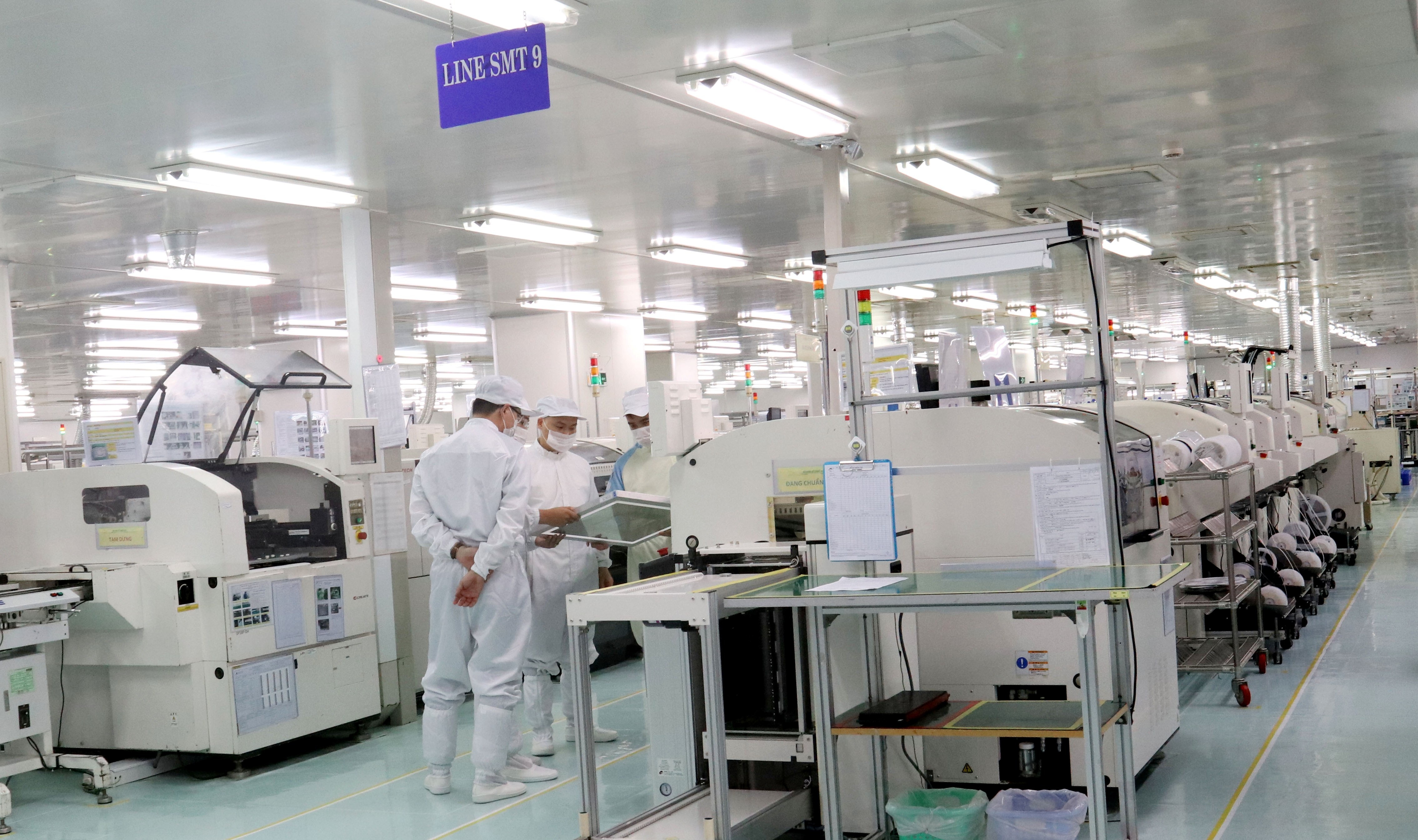 CEO Nguyễn Tử Quảng thị sát nhà máy, khẳng định Bphone 2 sản xuất tại Việt Nam - 3
Bên trong dây chuyền sản xuất của đối tác Bkav.