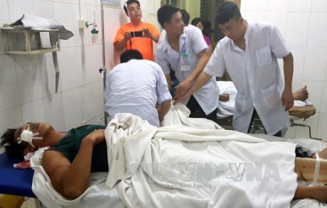 Thang máy rơi tự do, 7 người nhập viện - 1 Các nạn nhân trong vụ rơi thang máy được cấp cứu tại bệnh viện (ảnh TTX)