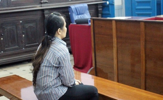 Chủ hụi lừa 57 người, chiếm đoạt hơn 7 tỷ đồng - 1 Bị cáo Phượng tại phiên tòa.