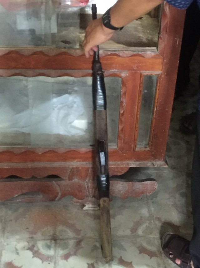 Chuyện về gia đình của nghi phạm sát hại vợ cũ rồi tự sát - 2
Khẩu súng ca-bin mà đối tượng Lợi dùng để bắn vợ rồi tự sát.
