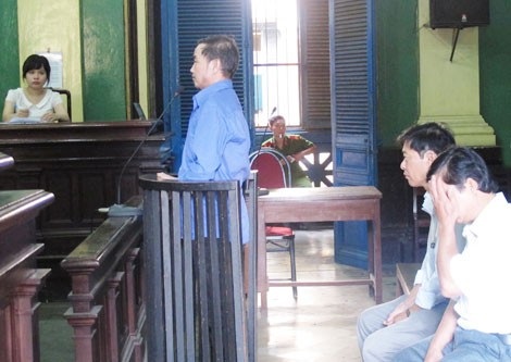 Bị cáo Được, Danh, Nghệ tại phiên tòa sơ thẩm lần 1.