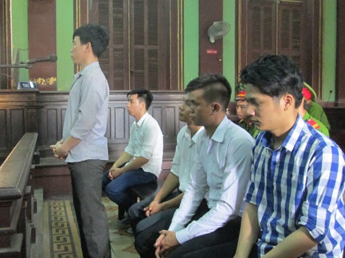 "Đổi vai" hung thủ giết người sau 3 lần ra tòa - 1 Các bị cáo tại phiên tòa sơ thẩm