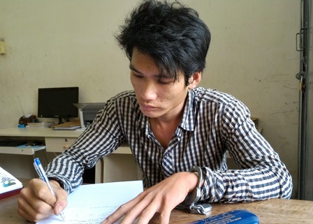 
Nghi phạm Tuấn tại cơ quan công an. (Ảnh: Ng.V)
