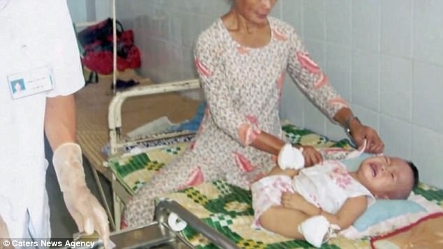 Bé gái gốc Việt khuyết tật ước mơ thành vận động viên bơi lội Mỹ - 2
Haven khi còn ở Việt Nam (Ảnh: Caters News Agency)