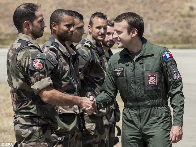 Tổng thống Pháp mặc bộ đồ bay thăm căn cứ không quân - 1
Tổng thống Macron bắt tay các binh sỹ Pháp (Ảnh: EPA)