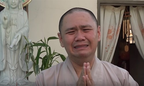 Minh Béo khóc xin lỗi, Mỹ Tâm và loạt sao dính tin đồn tình cảm - 5 Nam diễn viên Minh Béo bất ngờ đăng clip anh khóc, xin lỗi khán giả sau thời gian trở về nước vì phạm tội ấu dâm ở Mỹ. Anh khẳng định những phát ngôn, hình ảnh trước đây xuất hiện trên facebook là giả mạo. Tuy nhiên, sau clip Minh Béo khóc lóc xin lỗi, anh không nhận được sự cảm thông từ dư luận. Nhiều ý kiến cho rằng lời xin lỗi của anh không thành tâm.