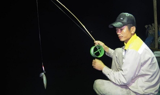 Trắng đêm lênh đênh săn mực nhảy - 1
Ngư dân ở làng biển Hải Phong sống bằng nghề câu “mực nhảy”.
