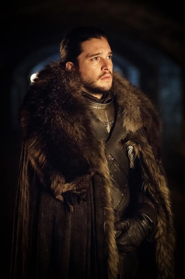 Jon Snow với vẻ mặt tư lự, đầy tâm trạng. Trở thành vua phương Bắc chắn chắn đưa lại cho Jon Snow nhiều việc phải suy nghĩ.
