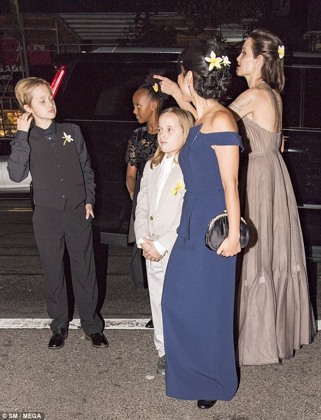 Ý nghĩa đằng sau những hình xăm bí ẩn của Angelina Jolie - 14 Các con của Angelina đều cư xử rất lịch thiệp tại sự kiện.