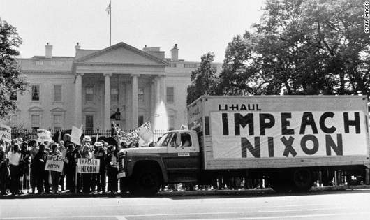 Vụ bê bối khiến Richard Nixon phải rời Nhà Trắng - 1
Dân chúng Mỹ biểu tình đòi luận tội Tổng thống Nixon.