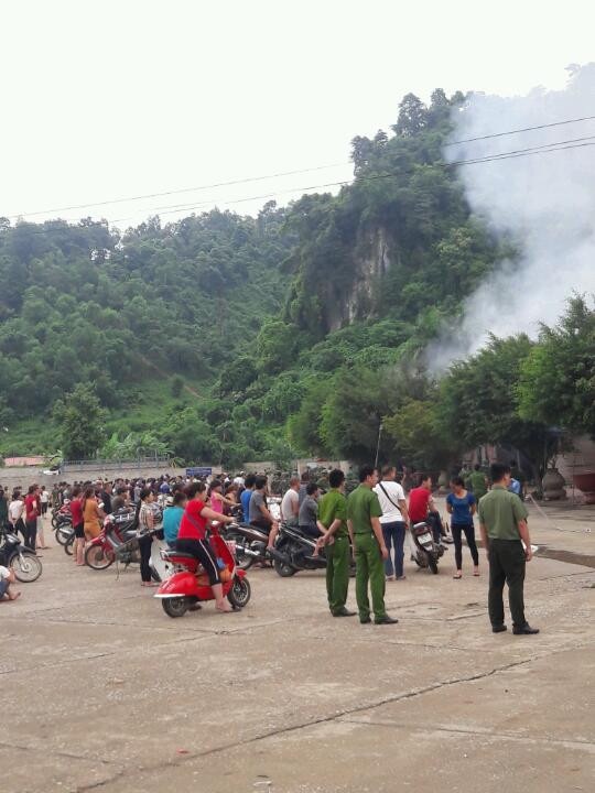 Hơn 1.000 người chữa đám cháy chợ cực lớn ở cửa khẩu Tân Thanh - 4
Người dân theo dõi công tác chữa cháy. (Ảnh: CTV)