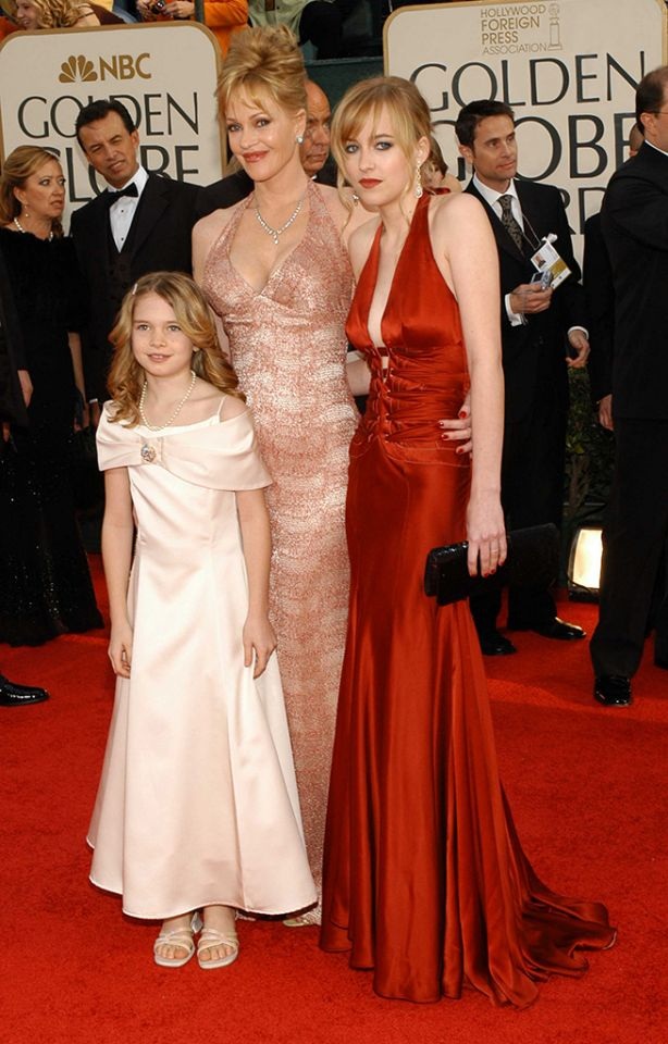 Dakota Johnson (2006): 9 năm trước khi đảm nhận vai diễn nóng bỏng trong “50 sắc thái xám” (2015), nhan sắc 17 tuổi Dakota Johnson đã chính thức ra mắt Hollywood với danh hiệu Miss Golden Globe. Cô là con gái của cặp đôi diễn viên Melanie Griffith - Don Johnson.