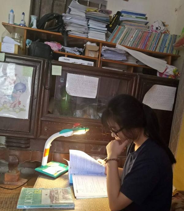 Nữ sinh thiếu cha, vắng mẹ giành điểm 10 môn Sử - 2 Chăm chỉ và luôn sơ đồ hóa kiến thức là phương pháp giúp Ngần học tập tốt môn Lịch sử