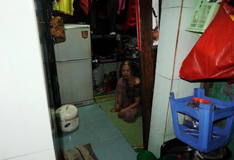 Chuyện khó tin trong những căn nhà “chật kỷ lục” ở Hà Nội - 1 Cận cảnh căn nhà chật chội của gia đình bà Tỉnh
