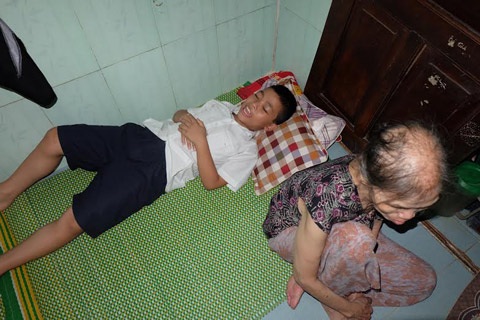 Chuyện khó tin trong những căn nhà “chật kỷ lục” ở Hà Nội - 2 Nhà nhỏ và ngắn nên chỉ manh chiếu 1 cũng đã gần kín cả nhà
