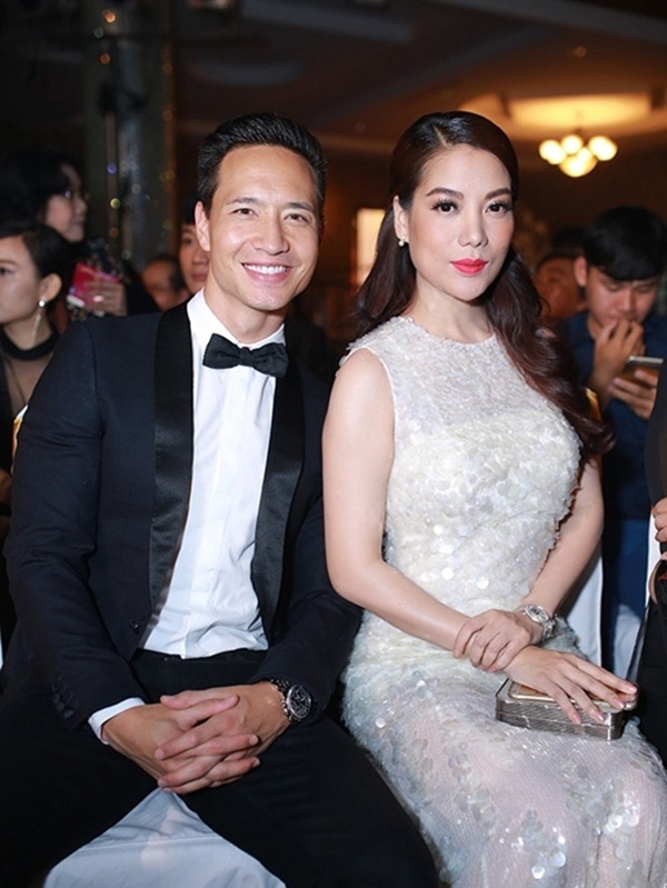 Hành trình nhan sắc “búp bê nhựa” ngày càng khác lạ của Trương Ngọc Ánh - 12 Tháng 3 năm 2015, Trương Ngọc Ánh tiếp tục dính nghi án “dao kéo” khi chiếc cằm ngày càng dài và mất cân đối so với gương mặt. Chiếc cằm đã chuyển sang mốt V-line. Khuôn mặt cô cũng cứng và kém biểu cảm hơn trước. Khi được hỏi xung quanh nghi án chỉnh sửa nhan sắc, nữ diễn viên không trả lời thẳng mà chỉ bóng gió: “Là một cô gái, ai không mong muốn mình xinh đẹp”.