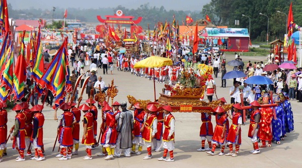 “Nóng” chuyện biến tướng lễ hội và lễ hội phản cảm trong năm 2016 - 3 Cố gắng gắn bảo tồn, phát huy giá trị văn hóa truyền thống với ý nghĩa đích thực của lễ hội nhưng cũng trên cơ sở tổ chức phát triển kinh tế, Bộ trưởng Thiện mong muốn. Ảnh minh hoạ.