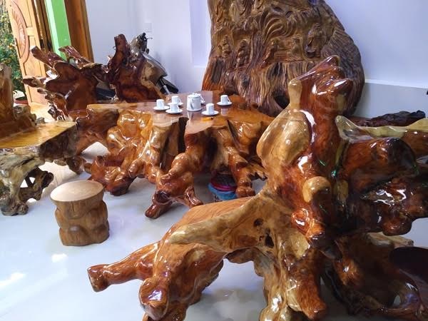 Những bộ bàn ghế tiền tỷ "gây choáng” của đại gia Việt - 5 Theo chủ nhân của bộ bàn ghế này, bộ bàn ghế này vô giá, có tiền tỷ cũng không thể mua được.