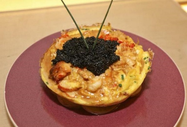 Bánh tôm Frittata có giá 1.000 USD từng được trang The Richest xếp vào danh sách những món ăn đắt nhất lịch sử ẩm thực. Món Frittata hảo hạng được làm từ trứng cá tầm Sefruga (giá cho 30 gram khoảng 65 USD), 6 quả trứng, một con tôm hùm, lá hẹ và kem tươi. Tuy nhiên, đối với những ai không muốn chi tới 1.000 USD cho món này, thì vẫn còn một phiên bản rẻ hơn với giá 100 USD cho bạn lựa chọn.