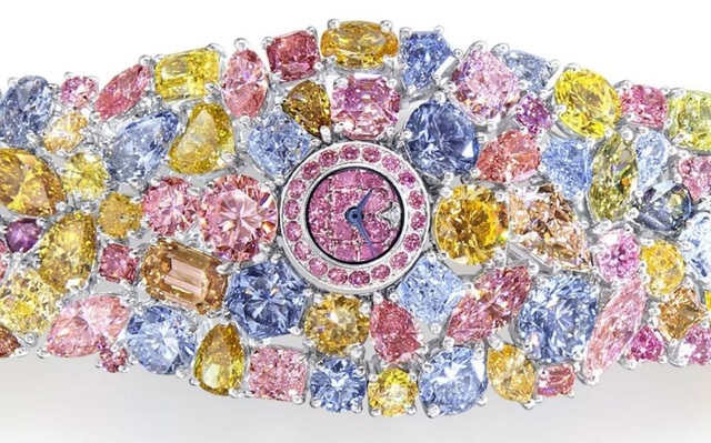 Ra mắt công chúng vào mùa thu năm 2014, Graff Hallucination hiện là chiếc đồng hồ đắt giá nhất hành tinh. Với mức giá 55 triệu đô, liệu ai có thể sở hữu được tuyệt tác nghệ thuật tinh xảo này? Chiếc đồng hồ giống như một bông hoa rực rỡ nhờ nạm những viên kim cương đủ màu quý hiếm lên tới gần 110 carats. Từng viên kim cương sáng bóng với hình dạng và màu sắc khác nhau đã tạo nên một sản phẩm hoàn hảo không gì sánh bằng và luôn là niềm tự hào của người sáng lập công ty Graff Diamonds – ông Laurence Graff.