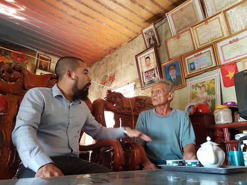 Khúc vĩ thanh về số phận đau đớn của một người thương binh tại Bắc Giang - 5
PV Dân trí (bìa trái) trao đổi với ông Lê Văn Dinh khi sự việc tưởng chừng rơi vào bế tắc.