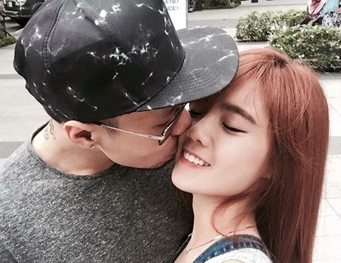 Những chiêu trò livestream "bẩn" bị cộng đồng mạng lên án dữ dội - 1 Lâm Á Hân và chống từng gây tranh cãi vì chiêu trò livestream cãi, chửi nhau thậm tệ