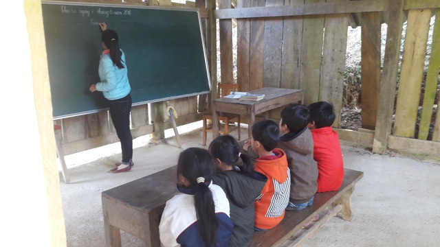 Khe Rịa và Khe Cái đã có trường mới - 3
Cô và trò ngồi học trong phòng học tạm bợ, mùa hè thì nóng, mùa mưa thì dột và tối tăm vì không có điện