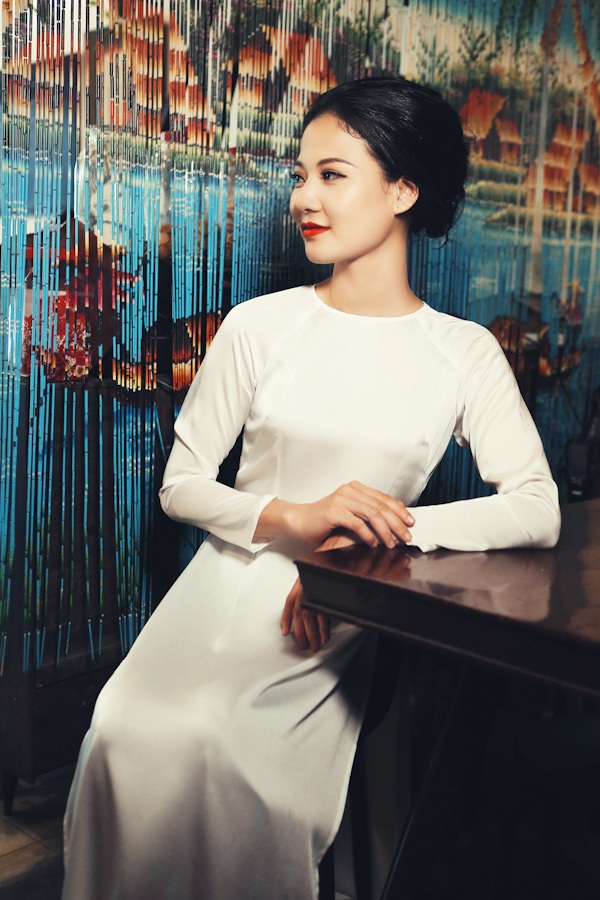 Trong bộ hình mới, Hoa hậu Trần Thị Quỳnh cùng người bạn, chị Kim Thoa, diện những thiết kế áo dài được cách tân từ áo dài Sài Gòn những năm xưa cũ.