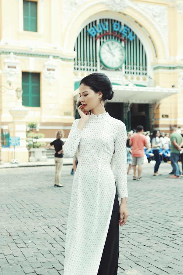 Dường như vẻ đẹp đầy hoài niệm luôn hợp với Trần Thị Quỳnh, với phảng phất những ưu tư, man mác trong đôi mắt, trong vóc dáng hao gầy của cô.