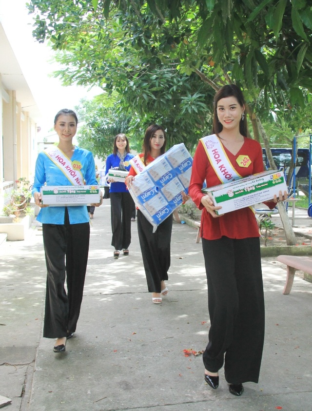 Người đẹp Hoa khôi Nam Bộ 2017 tham gia thiện nguyện ở Vũng Tàu - 4 Các người đẹp tự mình mang những món quà đến tặng các cụ già tại Trung tâm Nuôi dưỡng người già neo đơn.